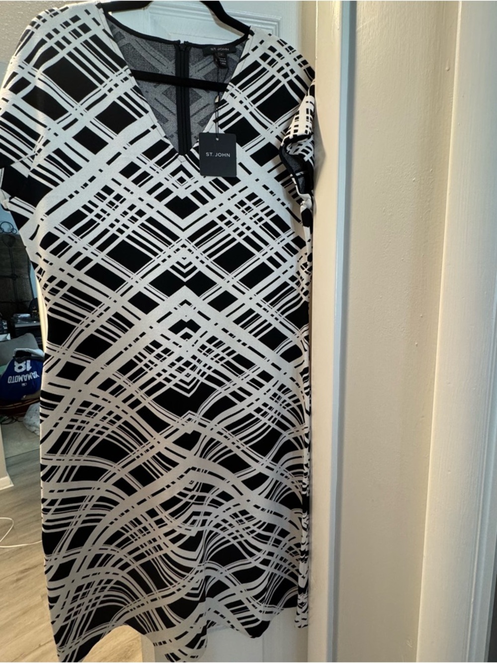 NWT St. John Black & White Geometric V-Neck Dress 14